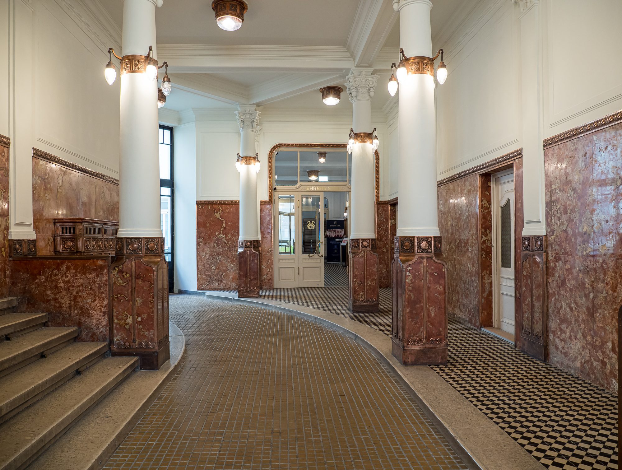 Eingang zum Saal